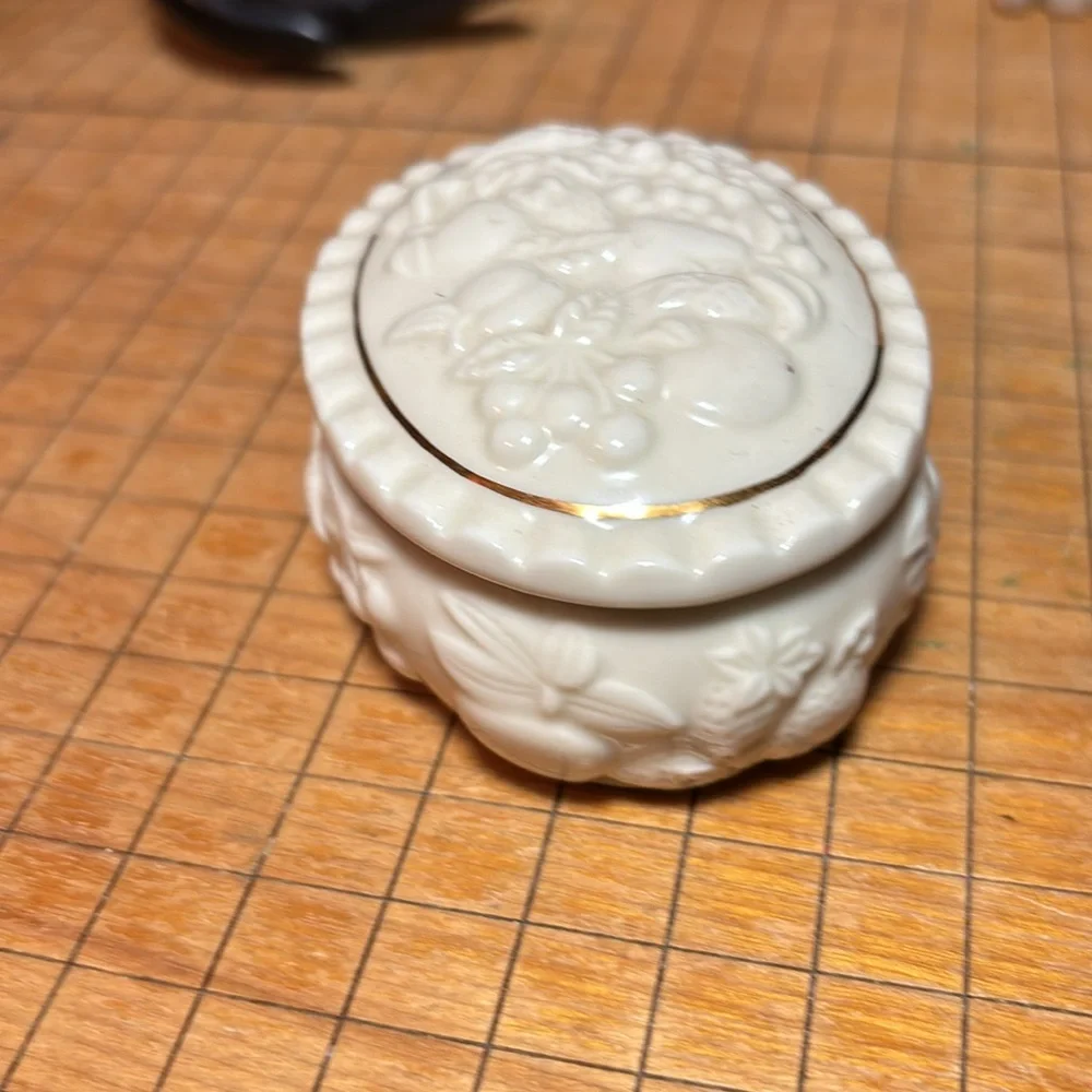 Lenox Fruits Embossed Ceramic Trinket Box Made 1998 EVC Creamy Ivory Gold Trim
